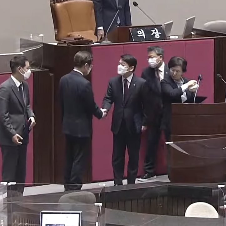 재덩아 그 새기랑 악수하지마