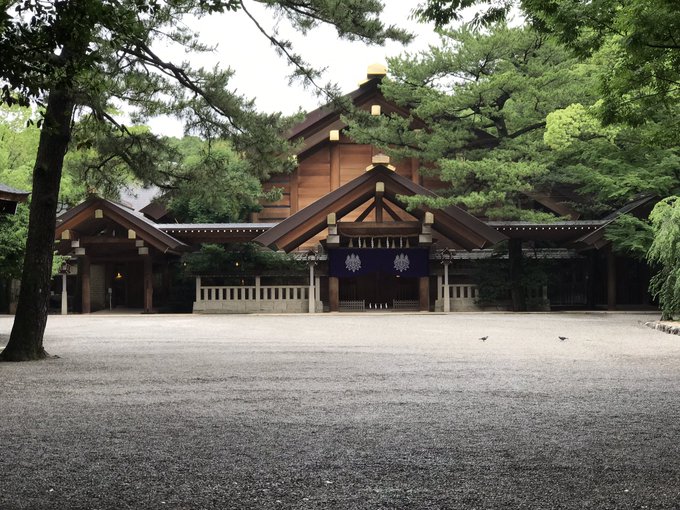 熱田神宮行ってきました
雨がほぼ止んでくれて良かった～!
太郎太刀と次郎太刀見てきましたホントでかい…!
レプリカを持ち上げる体験コーナーはちょっと浮かせるのが精一杯でした
熱田神宮広い…鶏ウロついてて可愛いかったです 
