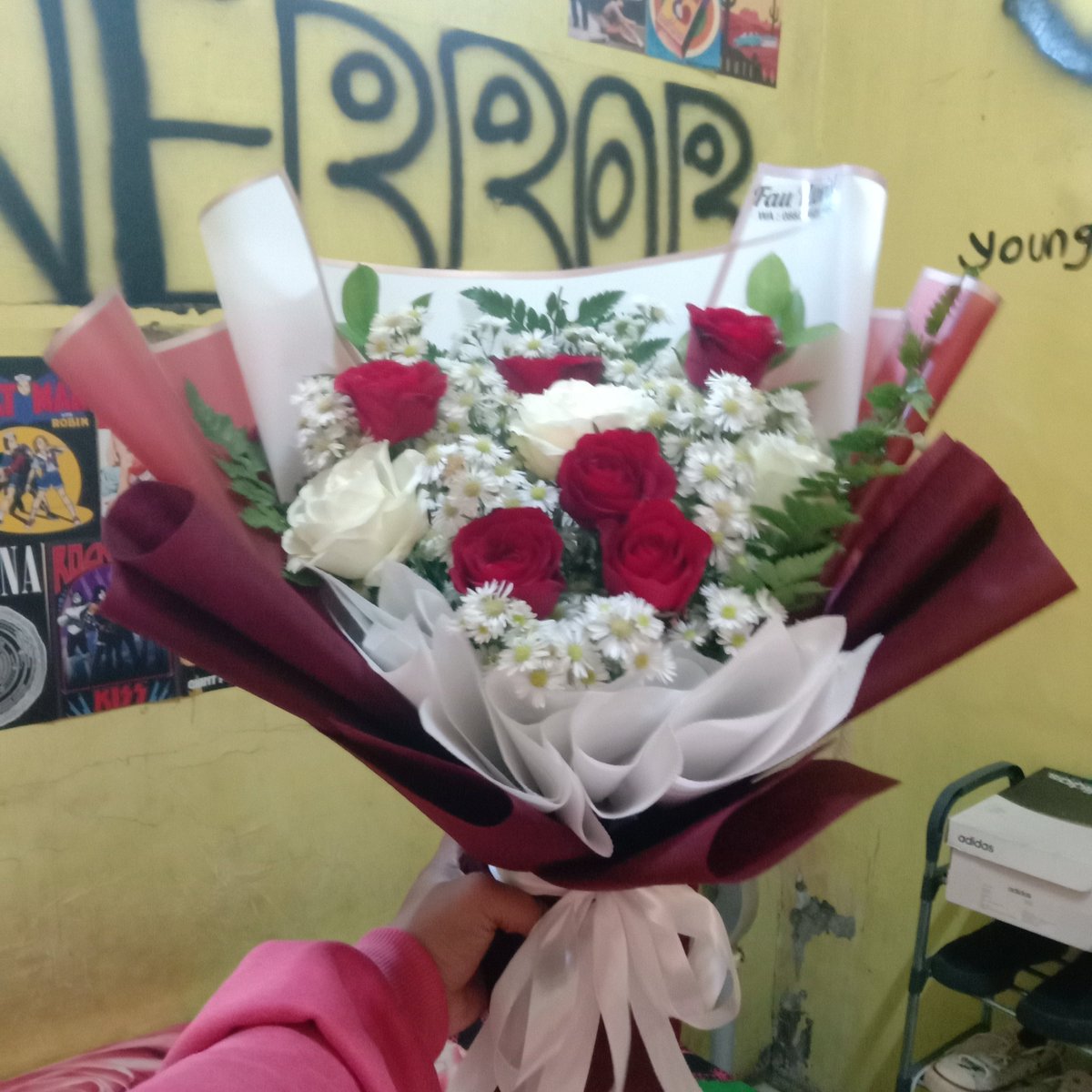 exenthless's tweet image. every event in Surabaya there is a rap I always try to come no matter what the circumstances, thank you the flowers are well received, even though bringing flowers is quite complicated💟 #ybrap @yourbae