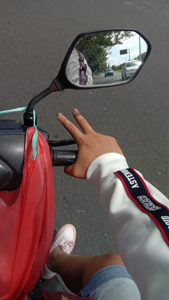 exenthless's tweet image. every event in Surabaya there is a rap I always try to come no matter what the circumstances, thank you the flowers are well received, even though bringing flowers is quite complicated💟 #ybrap @yourbae