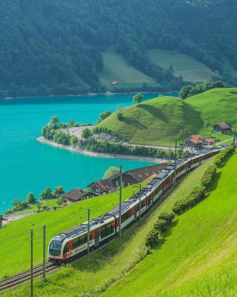 A train ride through Lungern, Switzerland 🇨🇭 
📸 IG hikewithme_ch