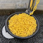駐車場にある黄色いチェーン。見れば見るほど中華麺に見える!？