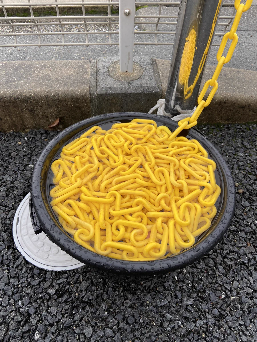駐車場にある黄色いチェーン。見れば見るほど中華麺に見える！？