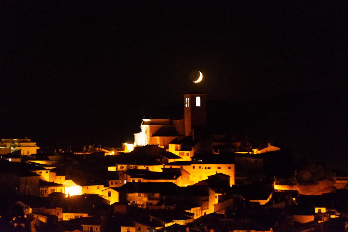 Hola Roberto, buenos días!

Así se ponía anoche la Luna creciente. Esperando el momento justo coincidía encima de la torre de la Iglesia,con el Barrio Judío alrededor. Hervás (Cáceres)
<a href="/tiempobrasero/">Tutiempo</a>
<a href="/CesarGonzaloGar/">César Gonzalo</a>