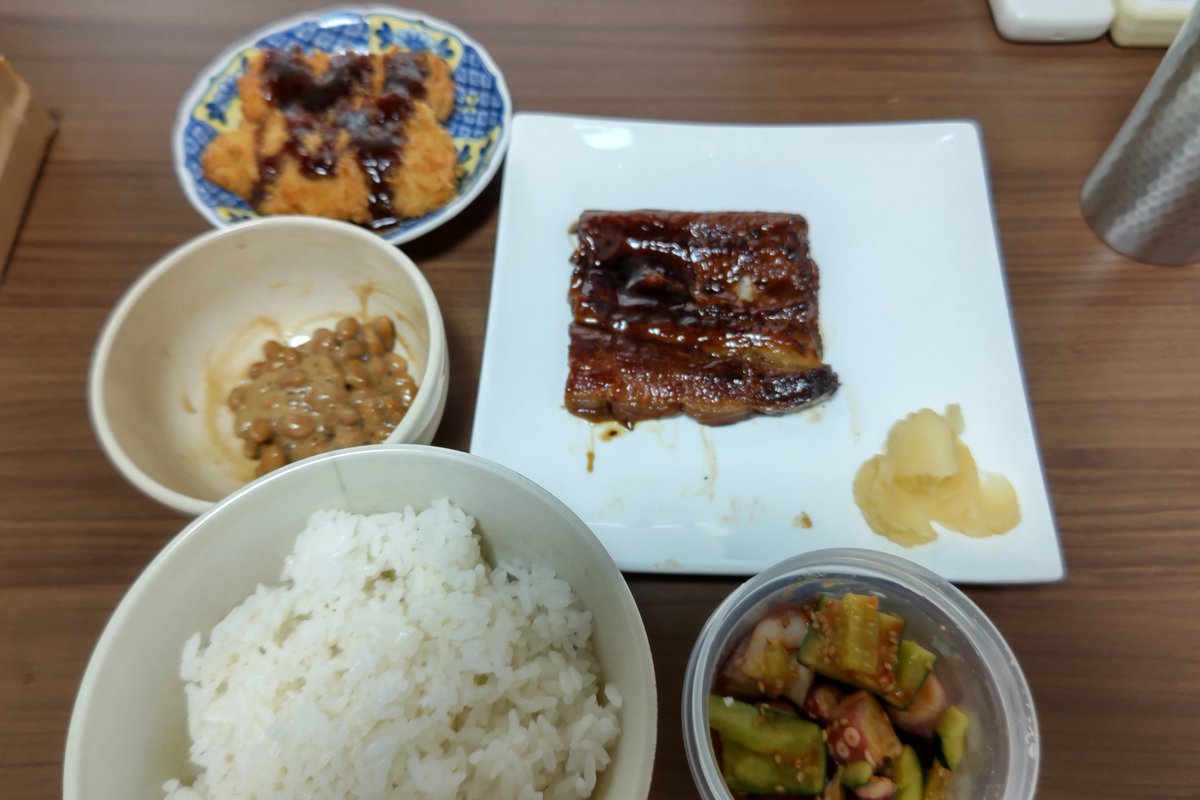 昼飯。昨夜の残り。鰻蒲焼き。納豆。