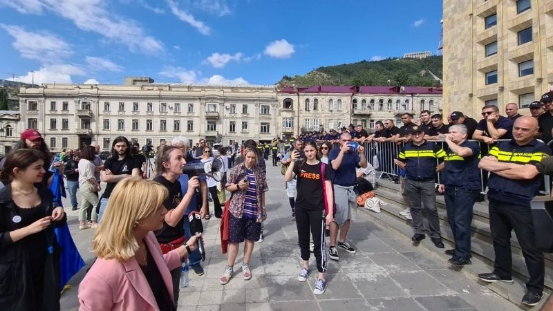 Batumelebi_ge's tweet photo. 2/2 - The protesters were saying they wanted the PM of #Georgia, who refuses to resign, to hear their voice. The cabinet meeting that usually takes place on Monday mornings wasn't held. The protest rally is ended for now.
#HomeToEU https://t.co/ylmT6IgYR4
