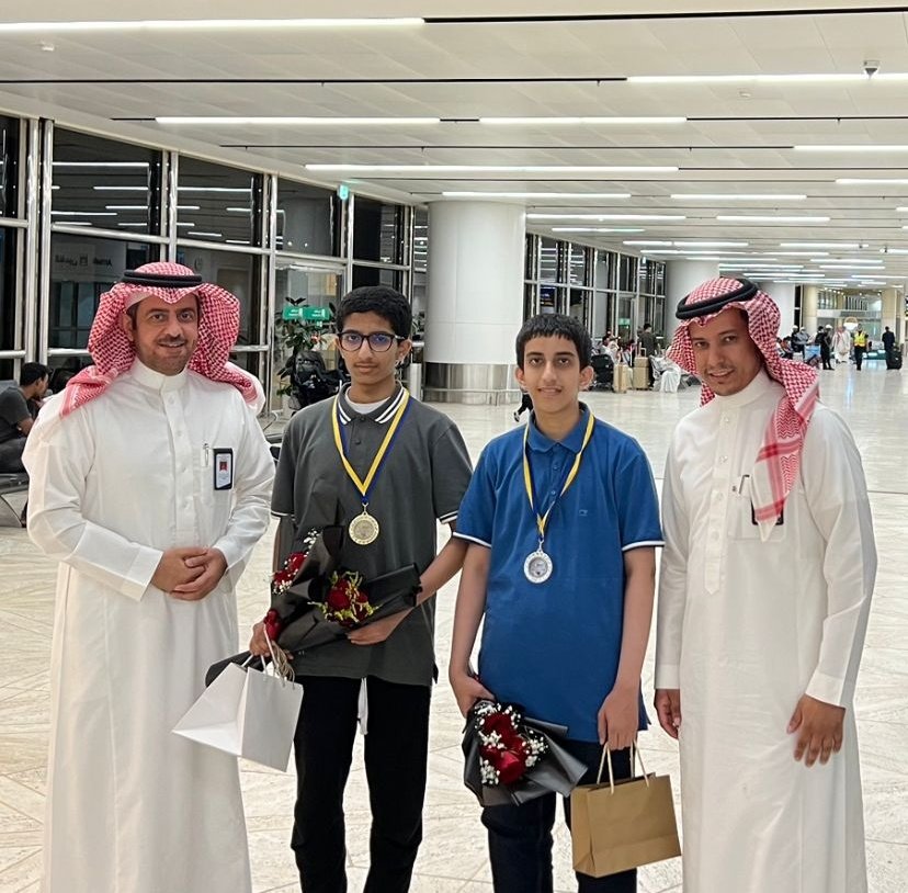 مدير النشاط الطلابي في #تعليم_الرياض يستقبل الطالب معاذ بن سعيد القحطاني والطالب أحمد بن سعد الشهري إثر عودتهما للمملكة بعد حصولهما على الميدالية الذهبية🥇، والفضية 🥈 في أولمبياد البلقان للرياضيات للناشئين 2022، ضمن #المنتخب_السعودي_للرياضيات المشارك في المسابقة الدولية .