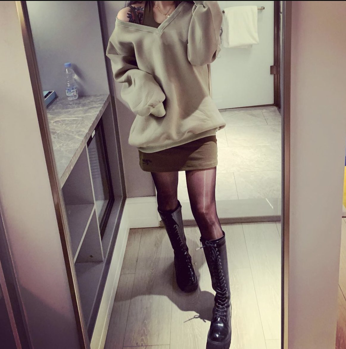 GG10688's tweet photo. 贱狗，看我的臭脚是不是特别高级，盯着你的小鸡巴直流水了吧，给我忍着，叫妈妈 #靴奴 https://t.co/NsNRS5nc1H