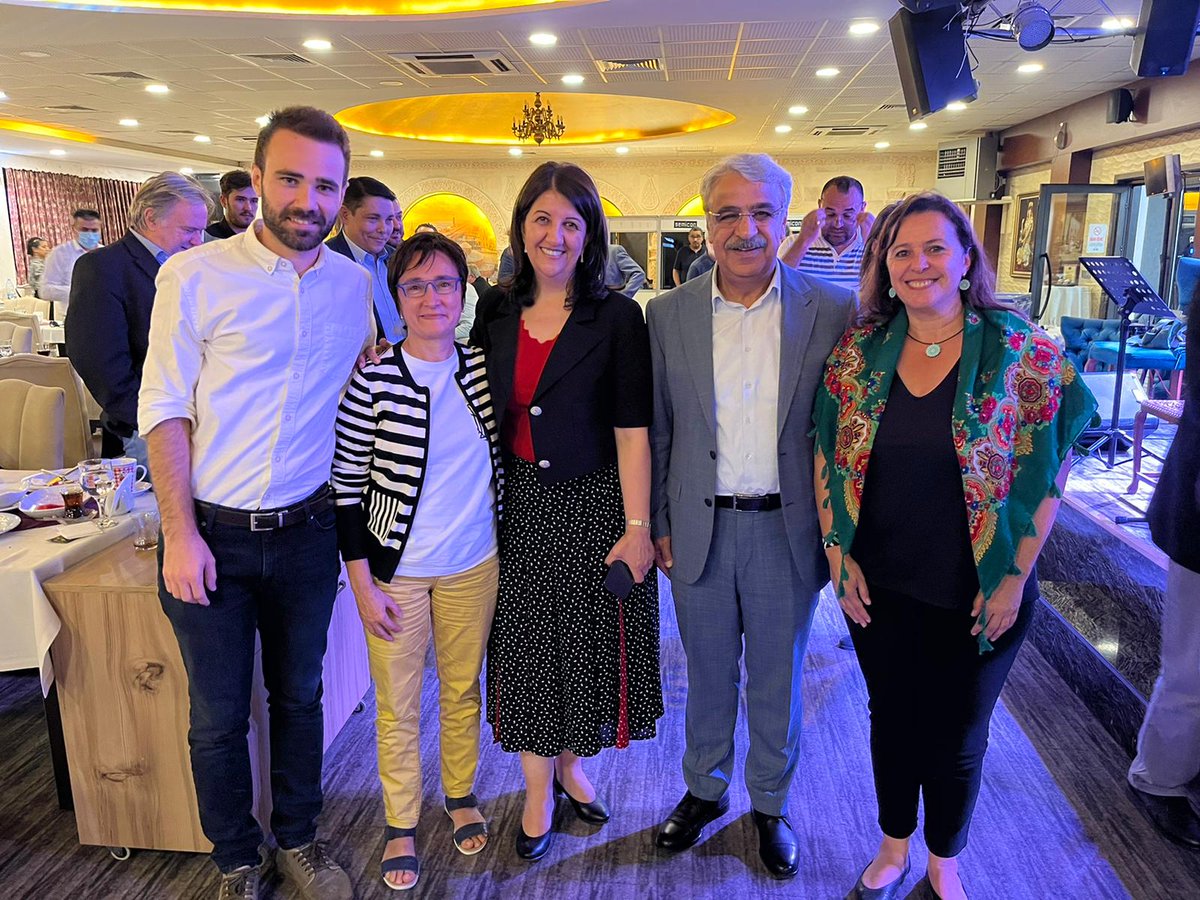 󠁩󠁲󠀱EFA attended the 5th Grand Congress of the @HDPenglish where <a href="/PervinBuldan/">Pervin BULDAN</a> and <a href="/mithatsancarr/">Mithat Sancar</a> were re-elected as co-chairs: an impressive event with thousands of participants that showed the strength of the Kurdish people in front or repression!

bit.ly/3y9rEAK