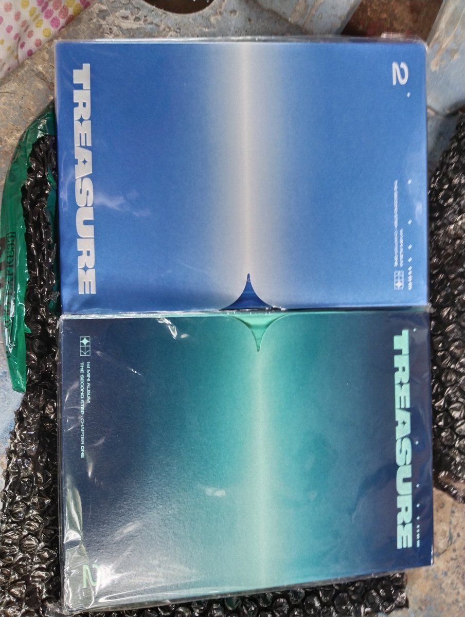 lazyteume__'s tweet photo. @_8huiPH thank you so much po!!!!!
we already recieve the album po huhu!!! https://t.co/JvRADkrflv