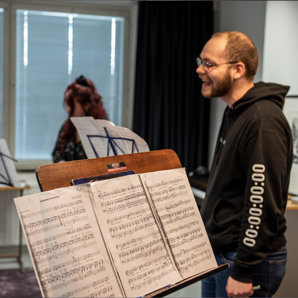 Meillä on tarjolla uusia musiikkikursseja! 🎵  
➡️ Äänenkäytön perusteet
➡️ Ääni ja keho viikonloppukurssi
➡️ Teorian ja säveltapailun peruskurssi
➡️ Laulutekstien tulkinta
Tutustu kursseihin ja ilmoittaudu mukaan: ahlmanedu.fi/kauppa/
#kurssit #kurssi #musiikki #laulu