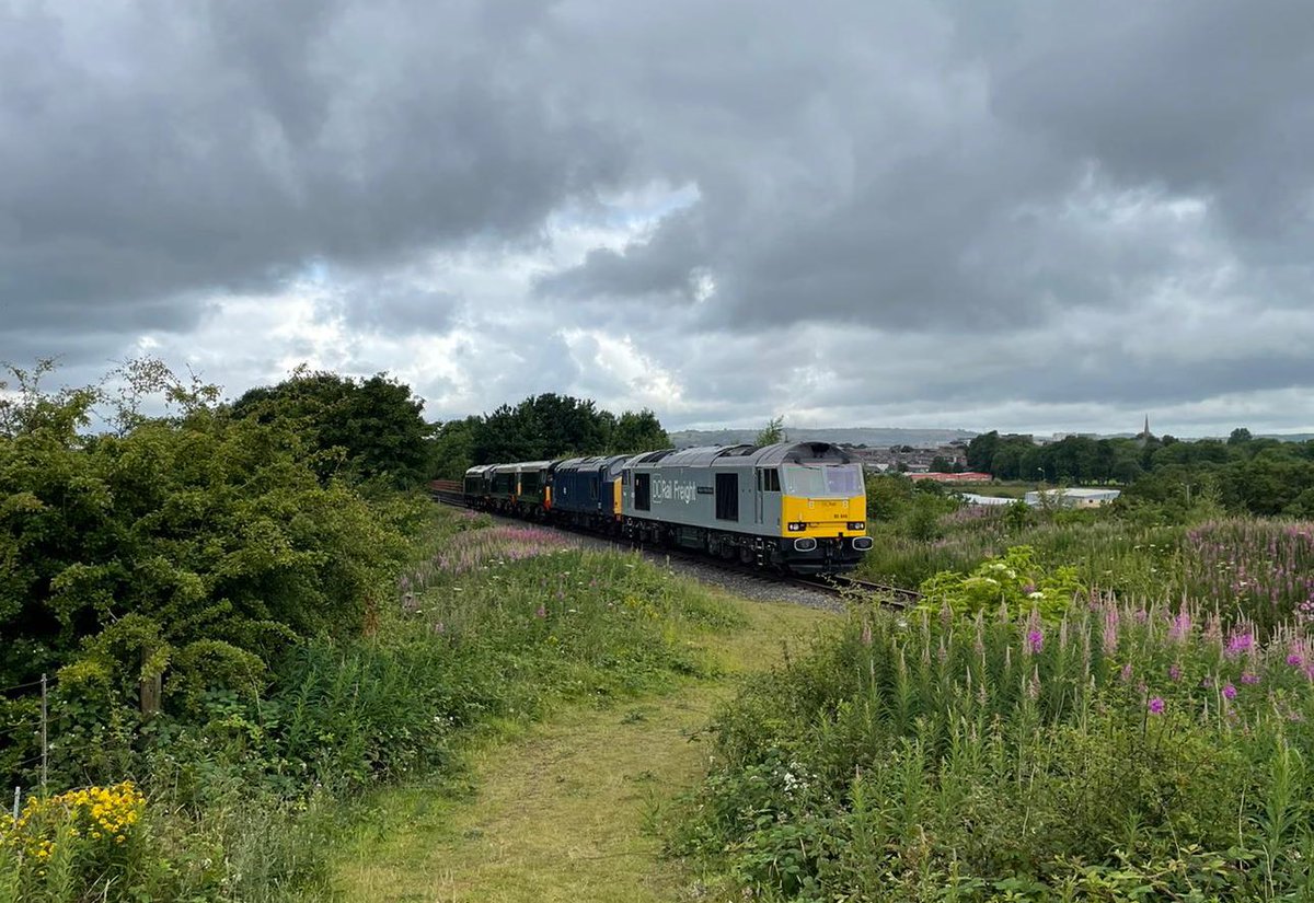 elrdiesel's tweet photo. “Time for home…”

All bar one of the visiting locomotives from our Summer Diesel Gala are seen here heading up to the ELR’s mainline connection at Castleton Hopwood Groundframe - 60046, 37703, D8096/D8107 - and resident D345…

68031 also departs this afternoon.

#ELRSummer22 https://t.co/hleJkLgDta