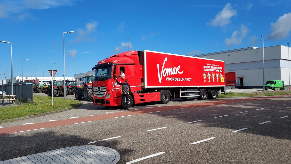 nhdagblad's tweet image. Vrachtwagens van Vomar blokkeren tractoren bij distributiecentrum Alkmaar dlvr.it/STJdLr