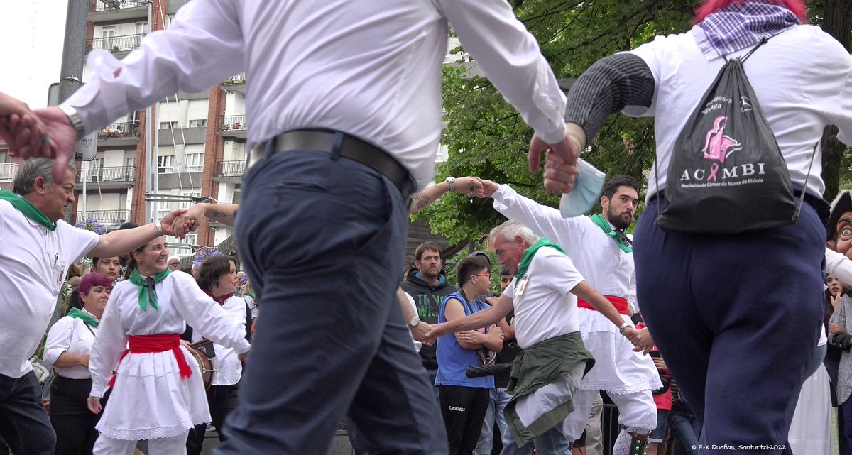 dantzan.eus/kidea/EuskoLor…
Sestaoko San Pedro jaietako aurreskuaren lehenbiziko dantza-soka. Kultura-zinegotzia aurresku eta festa batzordekoak diren askotariko taldeen ordezkariak sokan. <a href="/euskolorak/">Eusko Lorak</a>