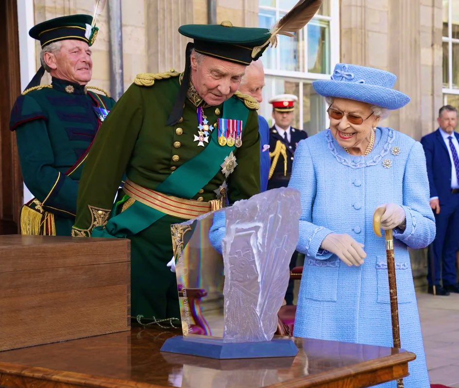 AlastairBruce_'s tweet photo. Scotland’s Body Guard (I’m one) gave The Queen a #Reddendo on Thursday. She first met Royal Company of Archers, with her sister &amp; father in 1937 https://t.co/S93t66Whux