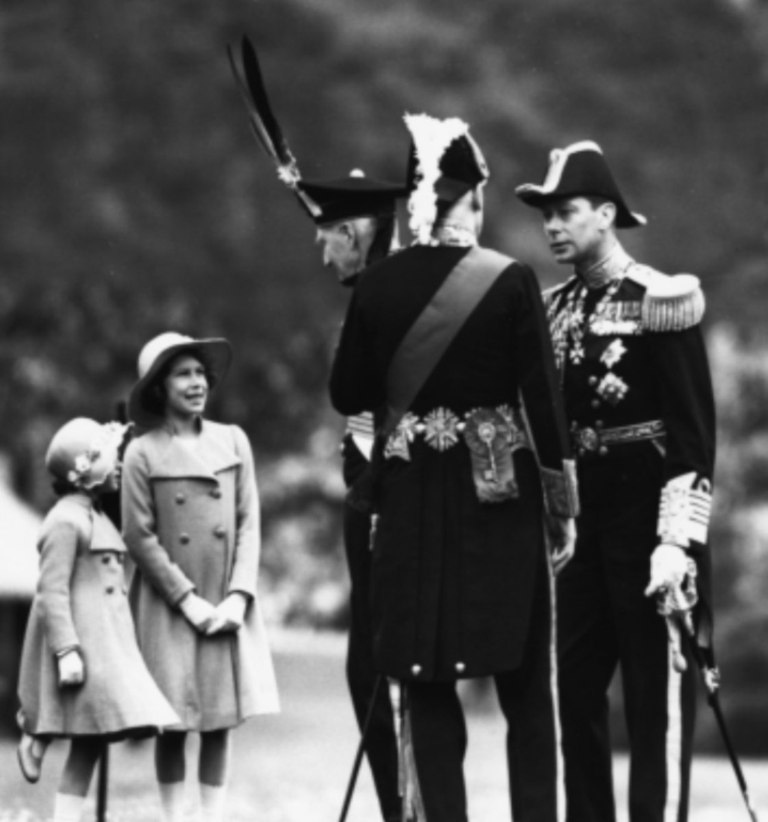 AlastairBruce_'s tweet photo. Scotland’s Body Guard (I’m one) gave The Queen a #Reddendo on Thursday. She first met Royal Company of Archers, with her sister &amp; father in 1937 https://t.co/S93t66Whux