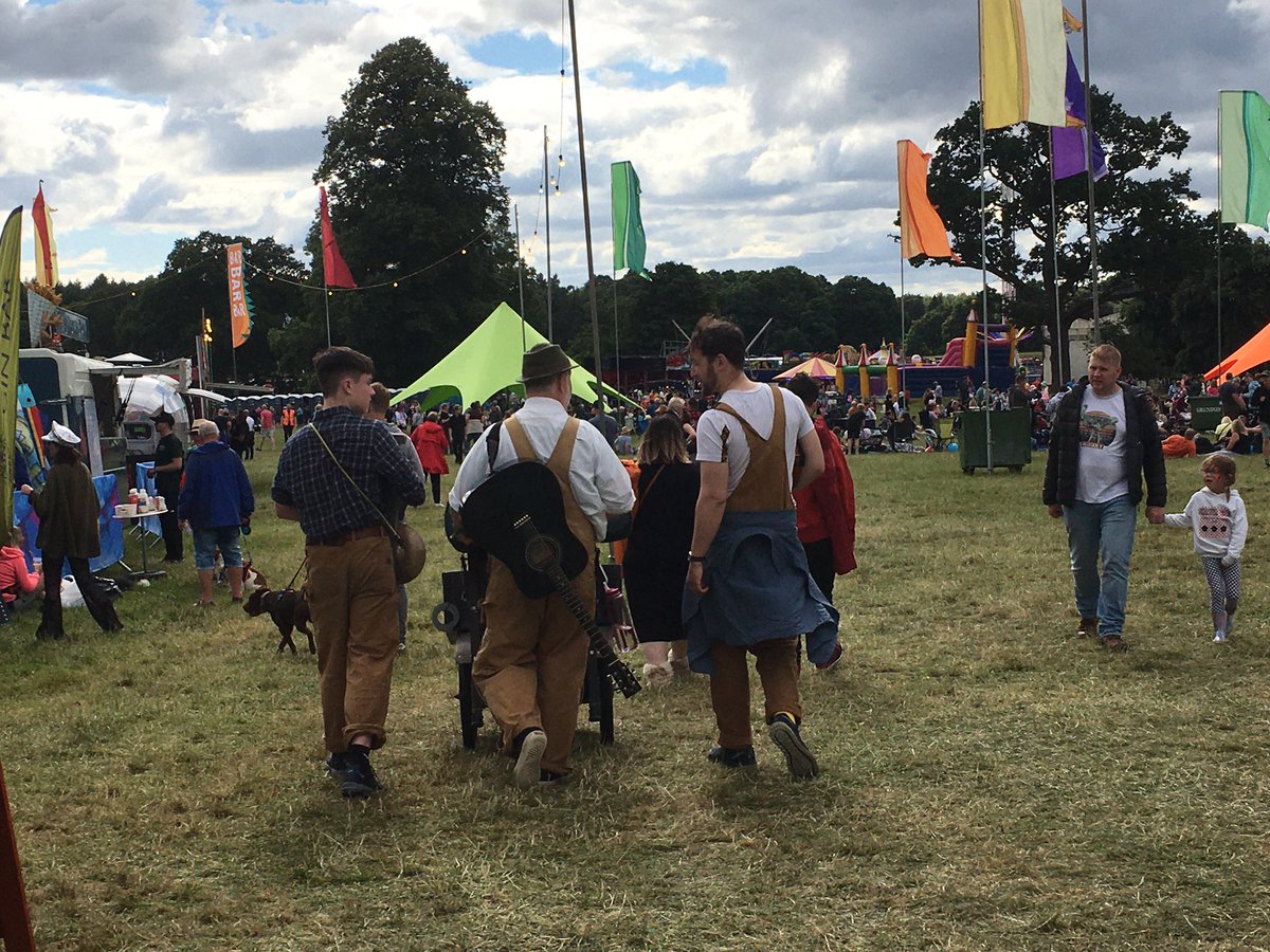 GeorgeBridgens's tweet photo. Fantastic time at #camperjam #songsmiths #ukuleleworkshop #ukulele #westonpark @alfiebridgens06 @Gacko666 https://t.co/zL6JEWQJp0
