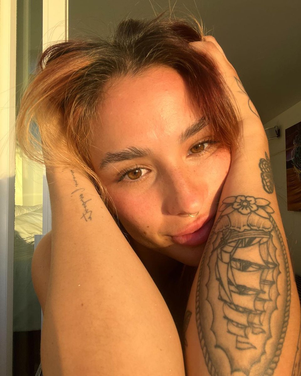 1800FAYEM's tweet photo. lover girl #LEGIONFEED https://t.co/uoyoGLeqCy