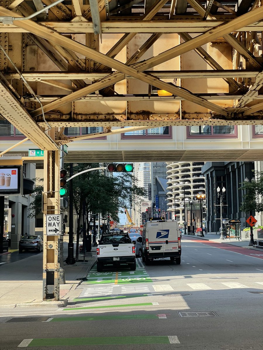 #chicago #chicagoscanner #ChicagoPD #42ndward <a href="/AldReilly/">Brendan Reilly</a> this is a daily occurrence, 4 cars blocking the bike lanes on dearborn and lake