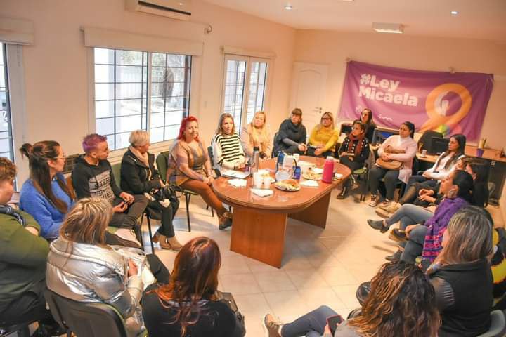 MinGenerosAR's tweet photo. Nos reunimos con autoridades de San Luis para dialogar sobre la implementación del Programa Acompañar en los municipios y otras políticas destinadas a abordar de forma integral las violencias contra mujeres y LGBTI+. 🙌🏽💜 https://t.co/y63w49IPpM
