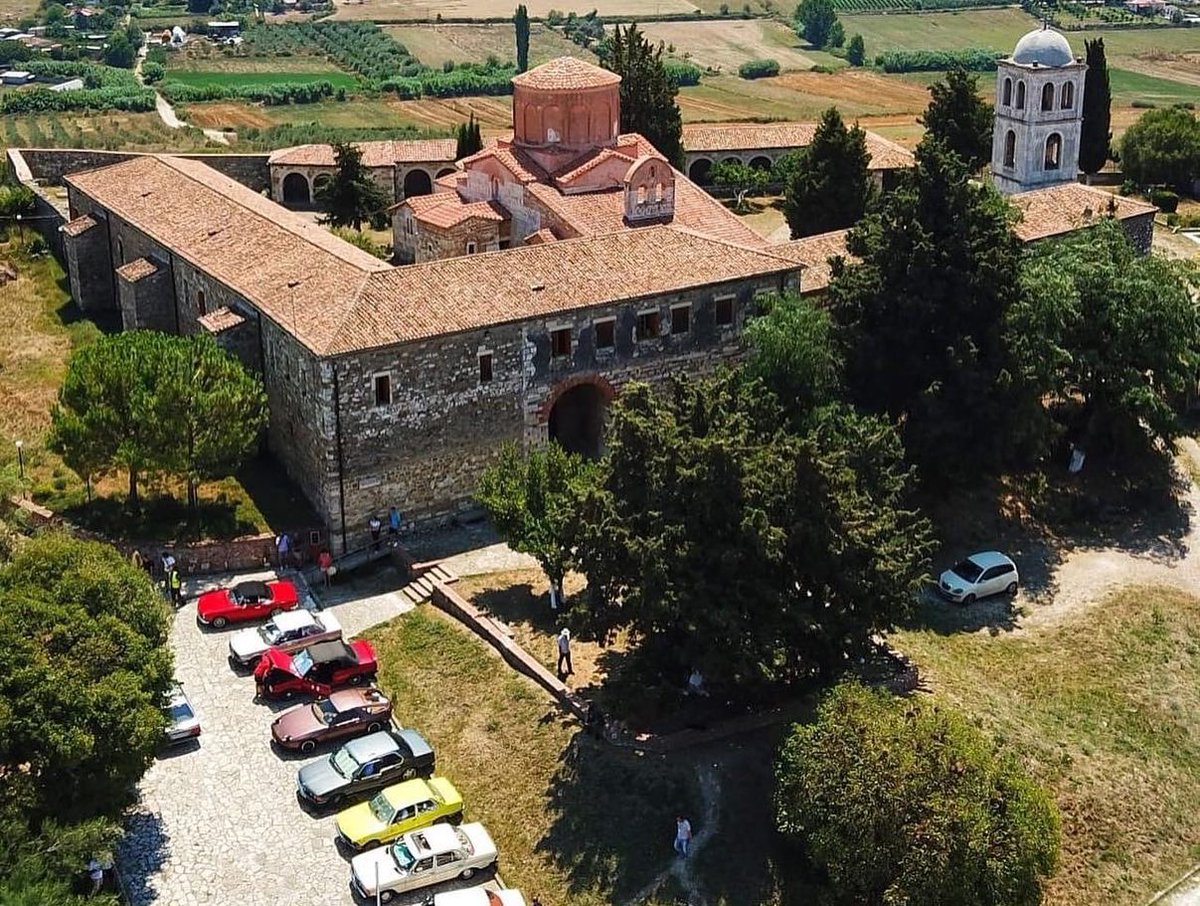 dpshtrr's tweet photo. 🏛🌞 Karvani i mjeteve historike të Oldtimer & Retro Fest 2022 u ndal sot në Parkun Arkeologjik të Apollonisë, monument i trashëgimisë kulturore dhe një nga destinacionet më të preferuara gjatë sezonit veror! 😍
#OldTimerFest2022 #RETRO #FIVA #Apolloni #LoveAlbania #VisitAlbania https://t.co/H8tC4WfF9d