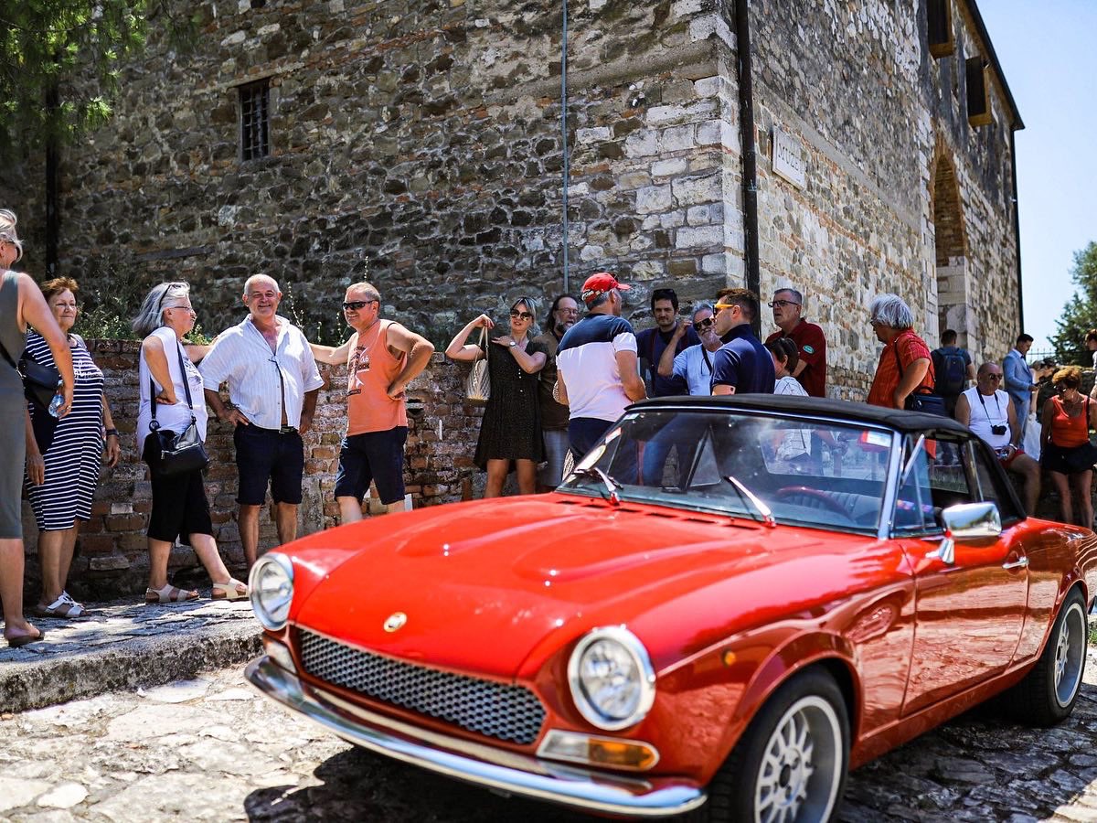 dpshtrr's tweet photo. 🏛🌞 Karvani i mjeteve historike të Oldtimer & Retro Fest 2022 u ndal sot në Parkun Arkeologjik të Apollonisë, monument i trashëgimisë kulturore dhe një nga destinacionet më të preferuara gjatë sezonit veror! 😍
#OldTimerFest2022 #RETRO #FIVA #Apolloni #LoveAlbania #VisitAlbania https://t.co/H8tC4WfF9d