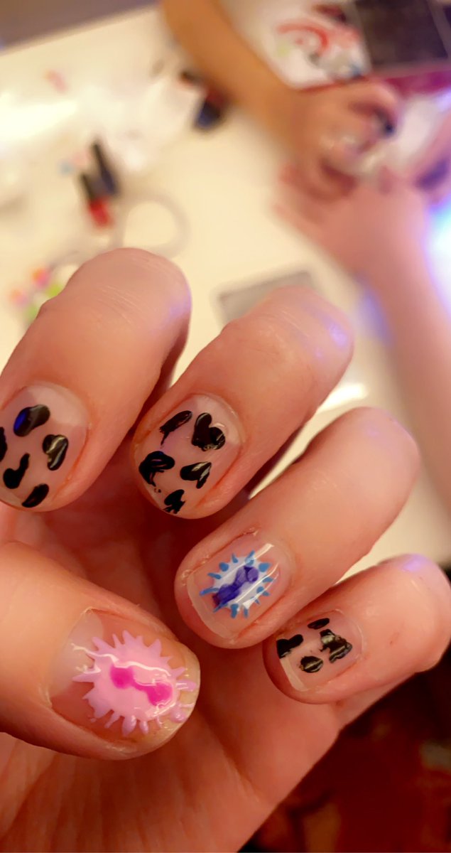 Isabellewis19's tweet photo. Talk viruses with @LivRomanov and get you nails done @AmerSocVirol #ASV2022 😁 #poxrocks #conferencelife https://t.co/ru8lWQfuKc