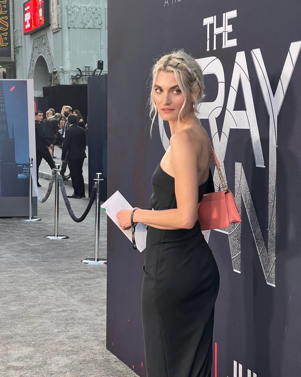 tanyperfect's tweet photo. Red Carpet Glam on @andreamartinai for #TheGrayMan World Premiere @chinesetheatres in Los Angeles.🎞 
Makeup by me @tanyperfect 
Hair by @kellizhairandmakeup 

#redcarpetmakeup #redcarpetready #glammakeup #moviepremiere #thegraymanmovie #thegraymannetflix #therussobrothers https://t.co/VpKMZuUOOQ