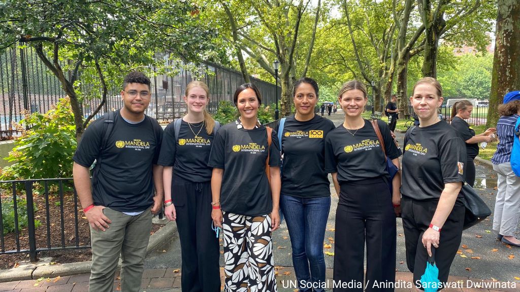 ONU_fr's tweet photo. Le personnel de l'ONU à New York a célébré #MandelaDay, lundi, en contribuant au nettoyage d'un parc à Harlem.

Voici ce que vous pouvez faire pour agir et inspirer le changement : https://t.co/FiI8WsbeIX https://t.co/26f7mHOlcT