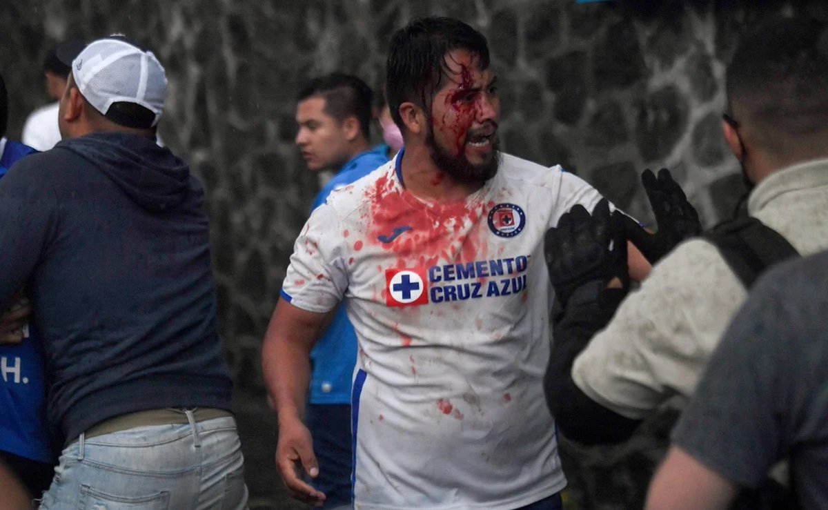 Diegol90Mx's tweet photo. El @MaquinaAzulMx bien puteado afuera del metro Xola, luego de que los Brizio le echaran montón y la razita que iba pasando no le tirara esquina 😞🥺 https://t.co/rC24Xy1MgN