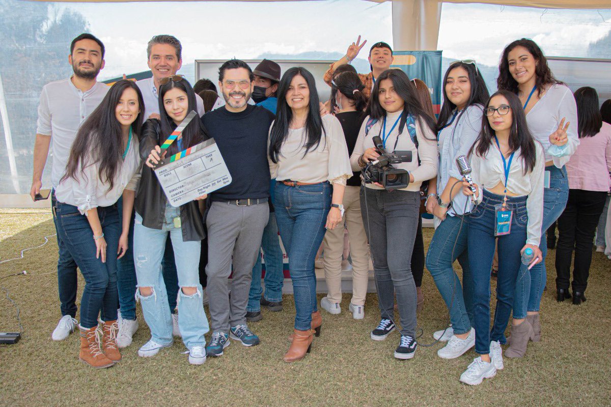 jhbaezar's tweet photo. Con la mejor Escuela de Comunicación en el #openhouseuide @uide @ComUide @pattyhidal https://t.co/Erfqs4fjUJ