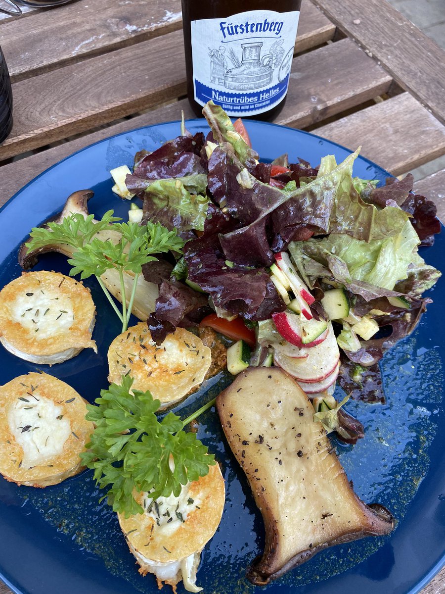 #gemischtersalat 
#gebratener #ziegenkaese #thymian #honig #kraeuterseitling #pilz 
#fuerstenberg #bier

So legga 🤤🥰
 So yummy  

#mixedsalad