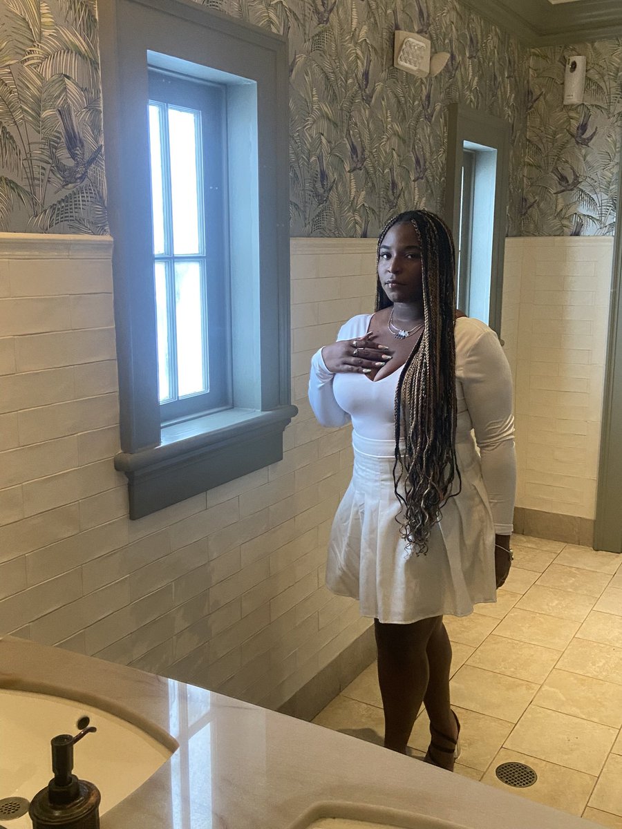 mylastovall1's tweet photo. #WhosWhoOfJSU 
•Myla (la) 💓
• Louisiana (nola)
• Criminal justice 
•THEE jsu 26’
• Leo 🦁♌️ august 9th https://t.co/Fkbhdd59JO