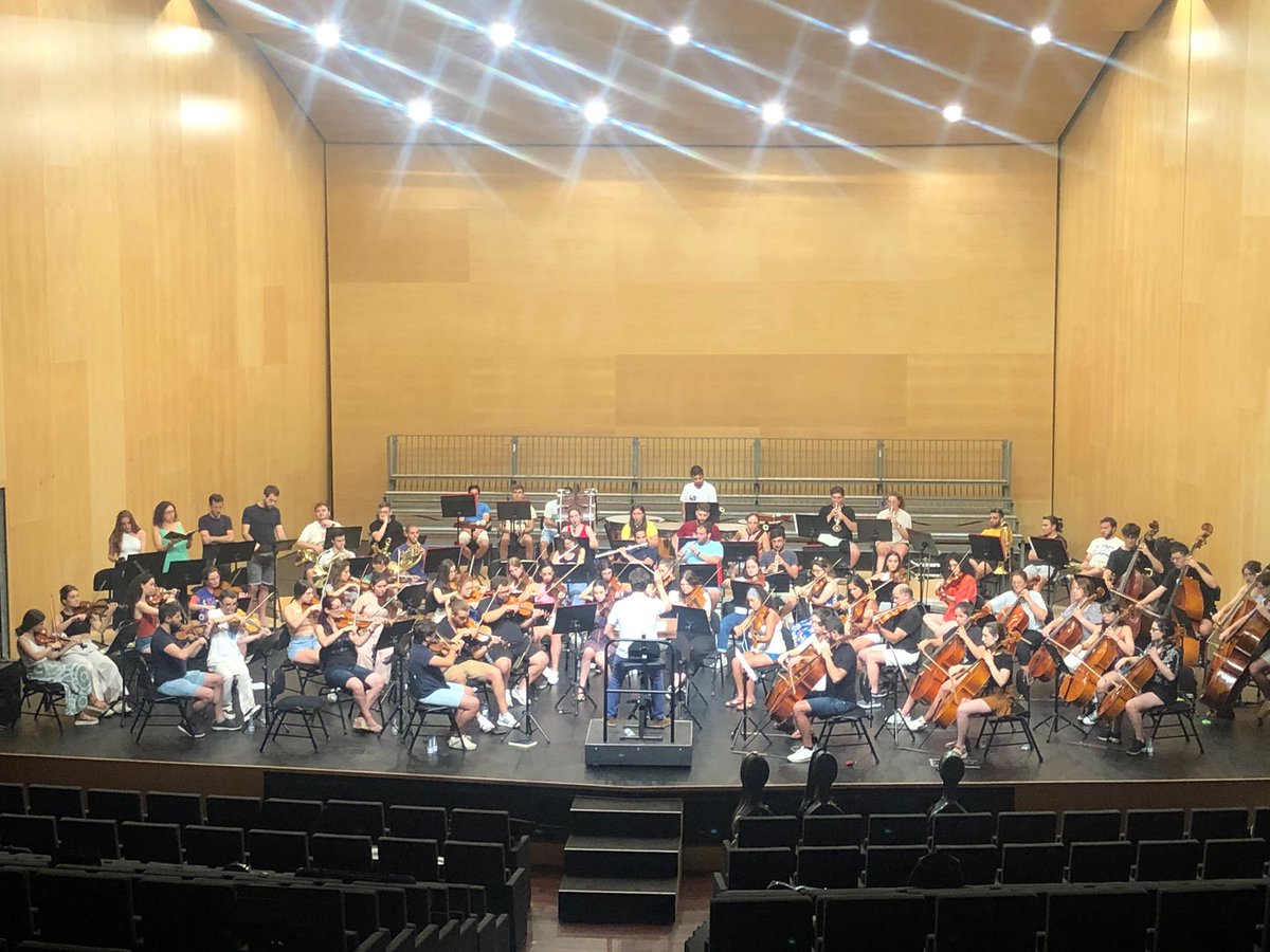 Hoy hemos ensayado con los maravillosos solistas Sara López (soprano), Cristina Segura (mezzo), Elias Ongay (tenor) y Pau Armengol (barítono). Estamos deseando que llegue el concierto de mañana🤩 A las 20.30h en el <a href="/LIENZONORTE/">Lienzo Norte</a> , ¡¡OS ESPERAMOS!!🎶🎻

🎫lienzonorte.es/orquesta-sinfo…