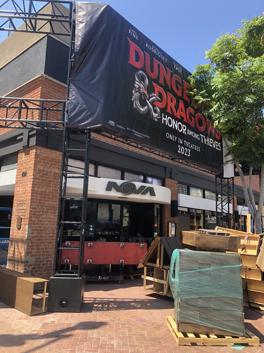 Downtowngoose's tweet photo. @ParksAndCons @SD_Comic_Con I donβt think that barrel is gonna fit #sdcc ##outsidecomiccon #dand https://t.co/qkVXa6Tle5