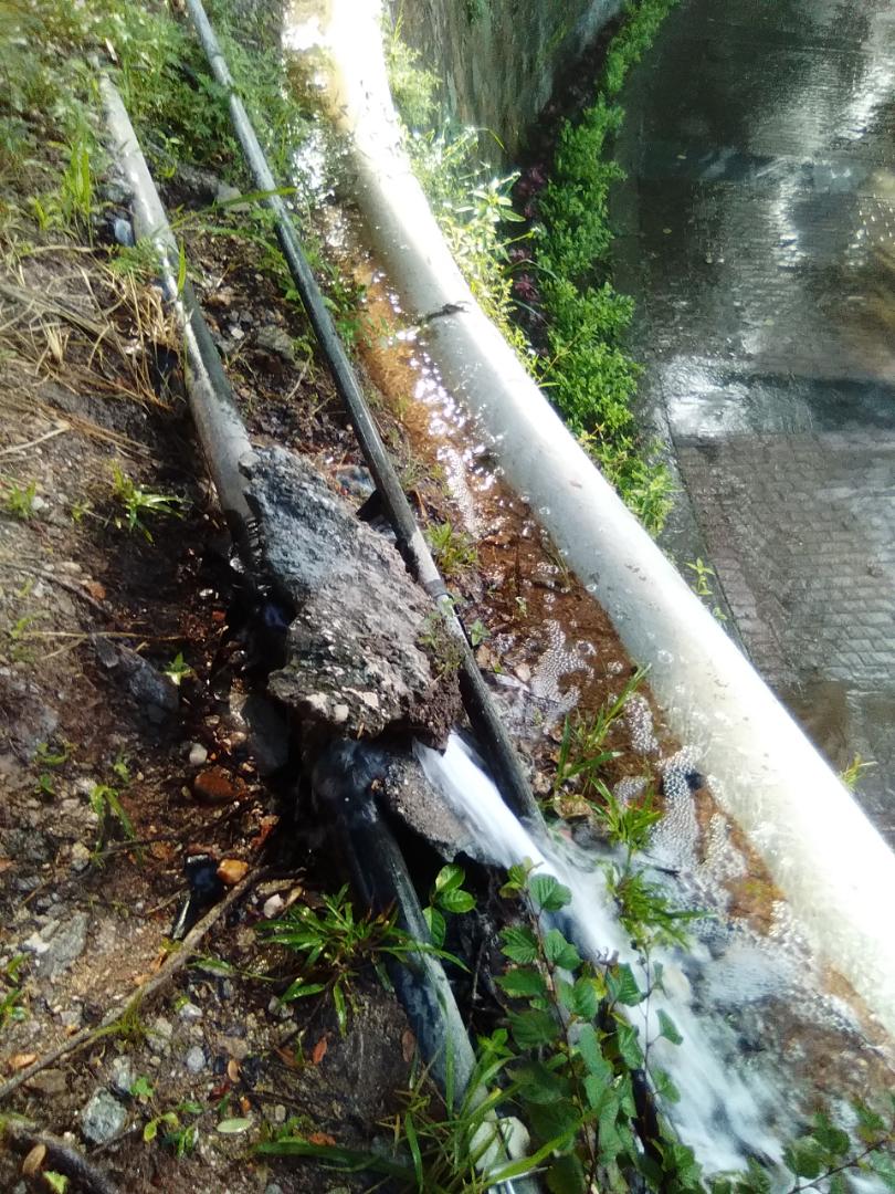 Caraballo0J's tweet photo. E
Camarada éste tubo está derramando litros y litros de agua blanca en el parque Ezequiel Zamora antes llamado el Calvario https://t.co/w9OoAcVboO