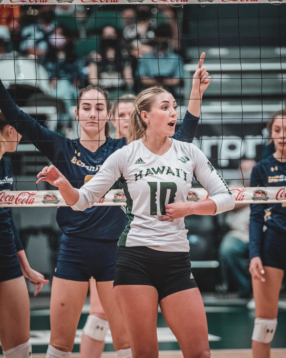 We know about the success on the 🏐 court and at the 🏖, but the work in the classroom is just as important! <a href="/HawaiiWVB/">Hawaii W. Volleyball</a> and <a href="/UHBeachVolley/">Hawaii Beach Volleyball</a> have been recognized by <a href="/AVCAVolleyball/">AVCA</a> for a joint Team Academic Award! 📚📓👩‍🏫

#GoBows ➡️ bit.ly/3cnz2B8