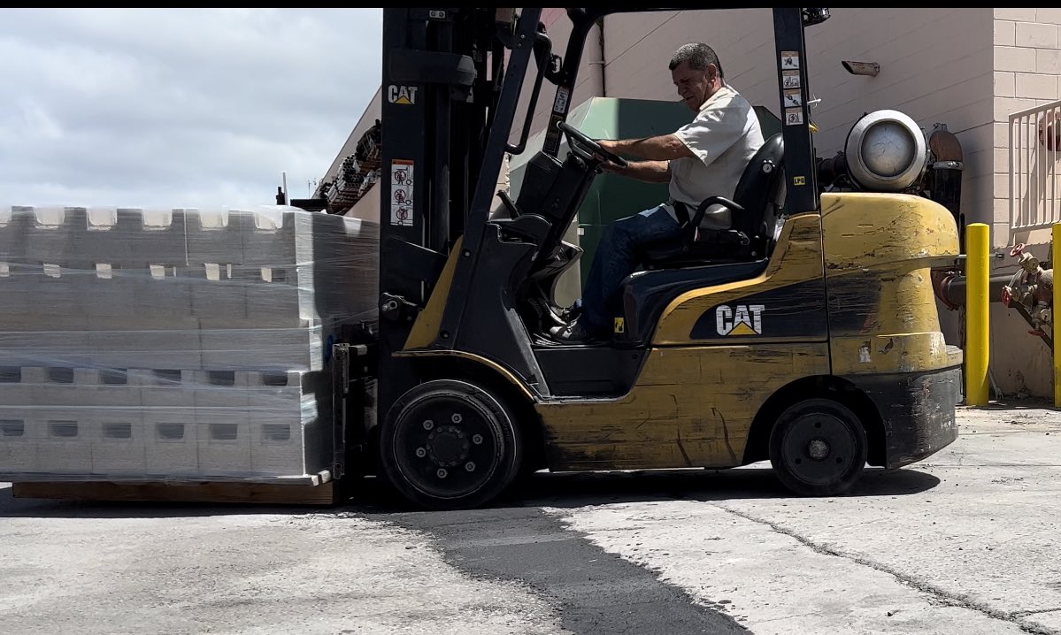 LuisRapidset's tweet photo. Aloha! What better way to showcase a new product then by putting it to the test! Thank you @corydietz1701 for allowing us to repair a couple potholes in the back of your store. Now fork lifts are able to drive by without any issues 🤙🏼 #asphaltrepairmix #exclusive #PROapproved https://t.co/gu6VolQosh