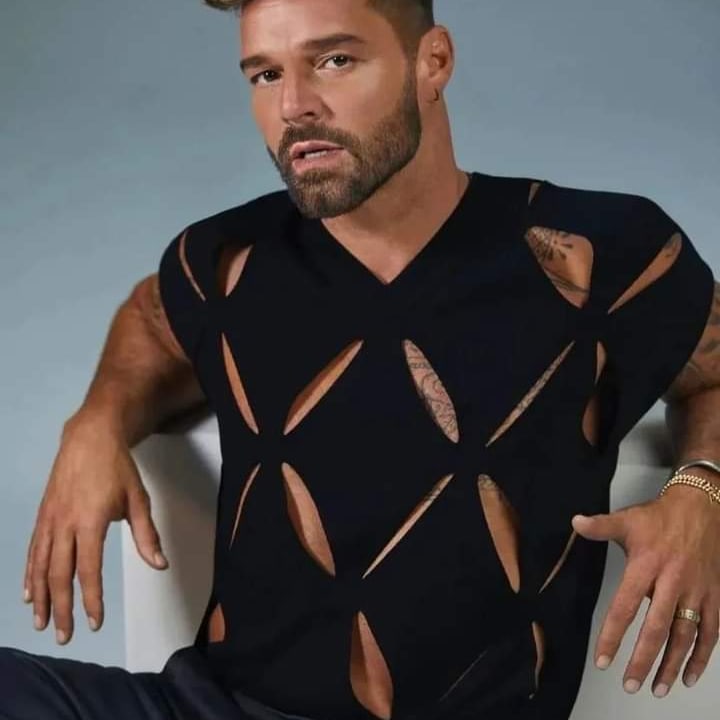 EPizzingrilli's tweet photo. Te amamos mi rey bello #acidosaborplay @ricky_martin @RMwebteam @MEAMARAS_RM #poderosas #iluminosas https://t.co/Yy6sjIe5FE