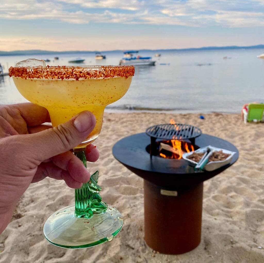Cmac_Cooks's tweet photo. Had a great weekend at my friend’s lake house at Sebago Lake in ME. 
•
We decided to do a Taco Bar cook on the @arteflame and I have to say…it was amazing! 🌮 
•
@timjez started by marinating a pork butt overnight in citrus and “secret ingredients” for the smoked carnitas… https://t.co/nBxGRG7b5x