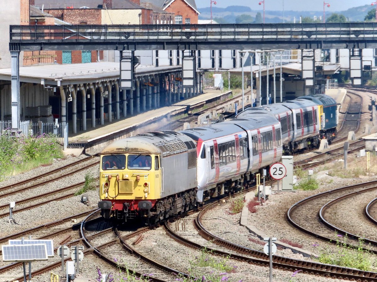 HiPa125's tweet image. GBRf #Class56 56081 &amp;amp; #Class47 47749 ‘CITY OF TRURO’ transferring Greater Anglia #Class720 720513, as 5Q11 1016 Melton Rail Innovation &amp;amp; Development Centre (Old Dalby) &amp;gt; Derby Litchurch Lane, back to Alstom Works 

Derby 🐏
18/07/22