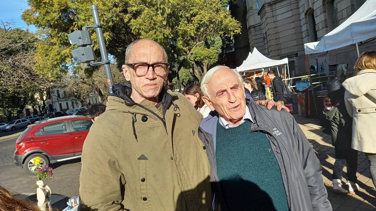 jczabalza's tweet photo. Ayer estuvimos junto a Dante Taparelli en el #PaseodelasArtes
Muy positivo emprendimiento de @MuniRosario y @CulturaRosario
Una iniciativa que abre posibilidades a muchos artistas rosarinos. https://t.co/kkg811LBdR