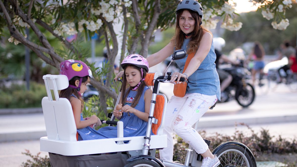 Taga bike non solo è ideale per fare le passeggiate al parco ma anche per portare i bambini al mare e portare i bambini a scuola si adatta benissimo a tantissime esigenze della famiglia. #lastenfahrrad #bicipieghevole #bicielettrica #tagabike #tagabikes #cargobikes #cargobike