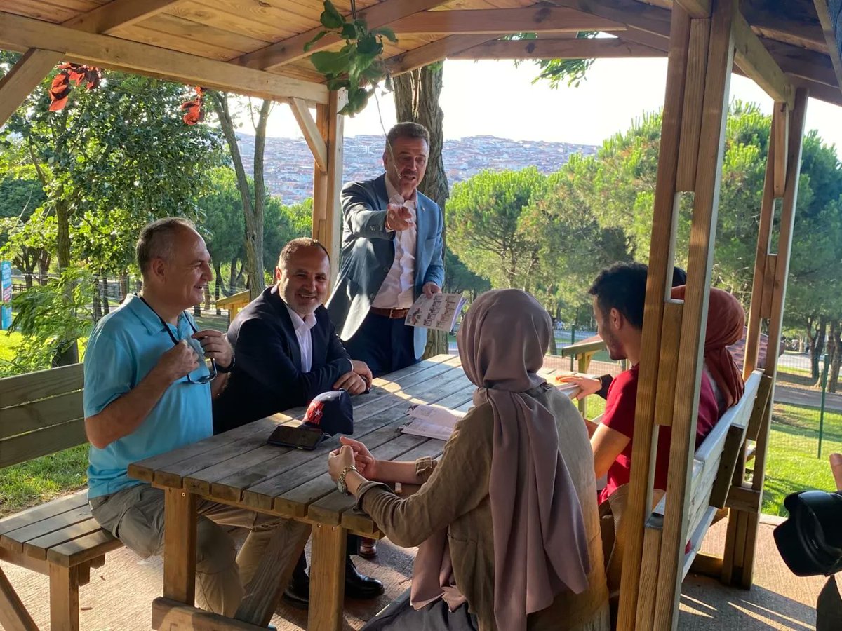 FatihAydemirGOP's tweet photo. Belediye Başkanımız Hasan Tahsin Usta, Kaymakamımız İskender Yönden ile birlikte Gaziosmanpaşalı gençlerimizin popüler mekanı #Farika Kitaplı Kahvemizdeyiz. Her gün yüzlerce evladımız geleceğine Farika çatısı altında hazırlık yapıyor. Sizlere kapımız daima açık!👍😉😎 https://t.co/SpdYgtcalm
