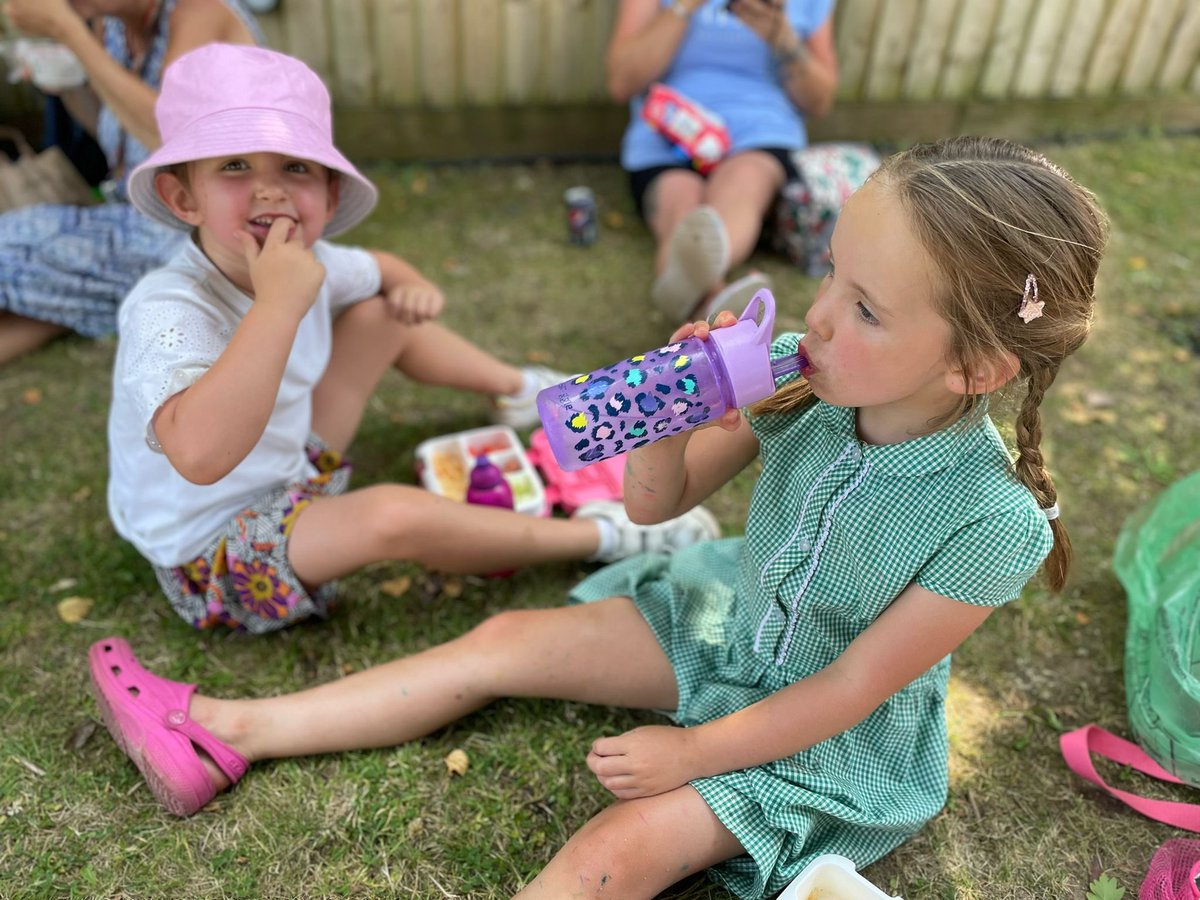 Springwood_Prm's tweet image. The Meadows was so beautiful in the sunshine today 
It was so much fun to meet all the animals and have an icecream 🍦 

#springbase1 #springcoch #springfamily