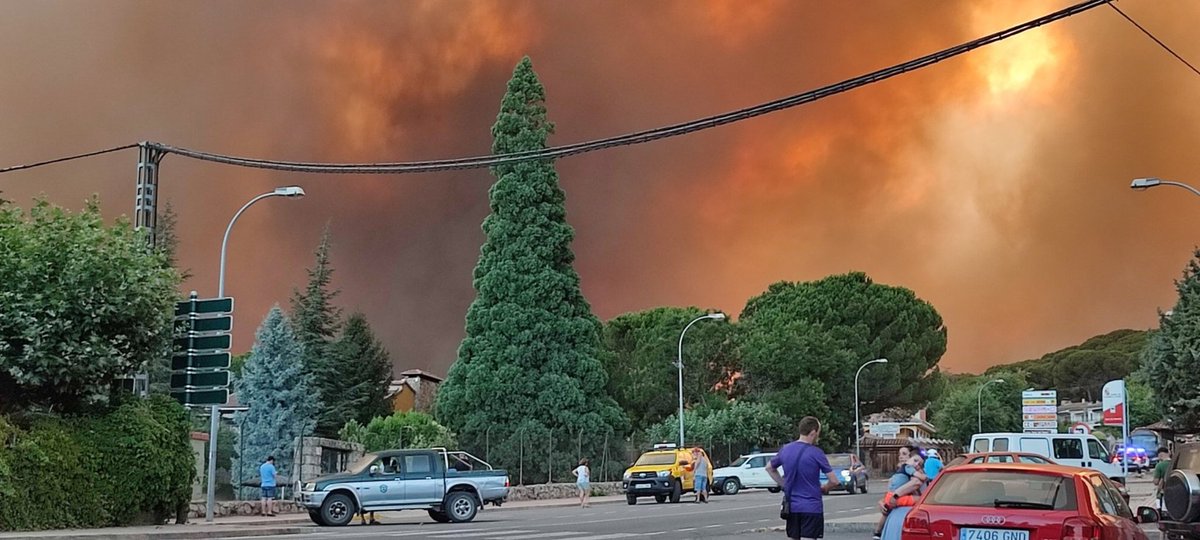 Meteoavila2's tweet photo. ⏰️ 21:20h
🚨 Se esta produciendo desalojo en el Hoyo de Pinares ante el avance imparable de las llamas.
De momento han desalojado la residencia de ancianos.
Miedo, terror y preocupación #Avila #IFCebreros. https://t.co/yHCL5O5OgS