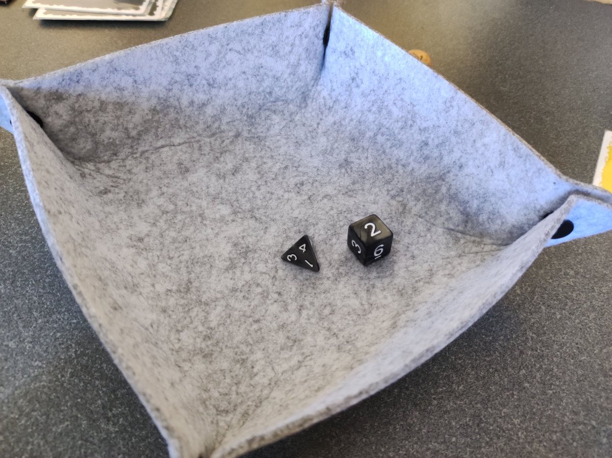 assogeekcorp's tweet photo. Une petite aprem de plus a la Geek Crop ce dimanche !
#jds #j2s #ttmc #boardgames #guebwiller #florival #alsace #geek #ludistes #mtg https://t.co/f4G17mjG3K