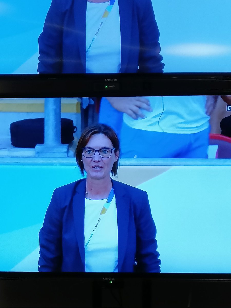 CR0707's tweet photo. 🚨 Alerte sosie ! Rebecca Pearson dirige les Bleues ! #ThisIsUs #ISLFRA #analysepointue #WEURO2022 https://t.co/w0jfKYDeE5