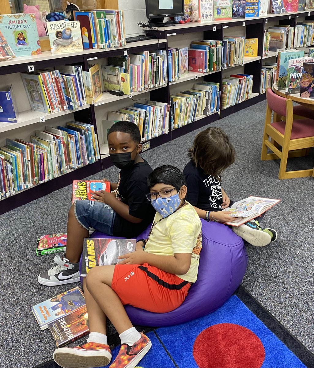 EasleyYr's tweet photo. 2022-2023 is off to a great start in the Media Center! #EasleyReads #WeAreDPS https://t.co/m6VvBeuVoc