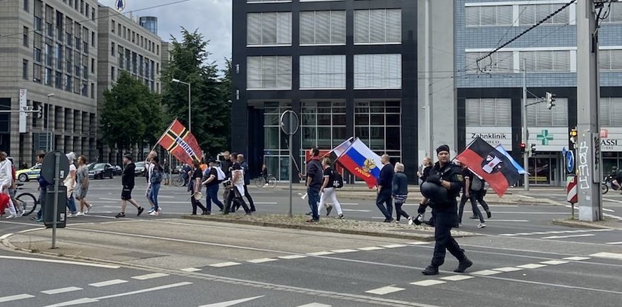 IrenaKOKOT's tweet photo. Russischer Flagge herumrennen darf. Also eine historische Fahne, eines nicht mehr existierenden Staates ist kriegstreiberisch und die des jetzt existierenden und die Ukraine überfallenden, nicht. Aha. Hier mal ein Foto von #le1007 als Beispiel. [2/2] #le1807 https://t.co/gGMVSgYhFn
